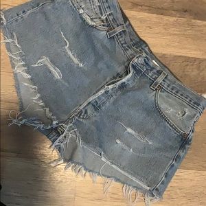 Vintage LEVI high waisted denim short w:35in